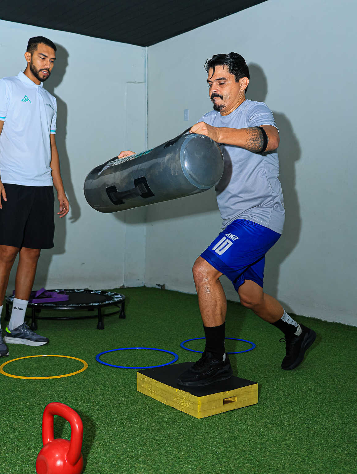 Aluno treinando com orientação profissional no Studio Authêntico